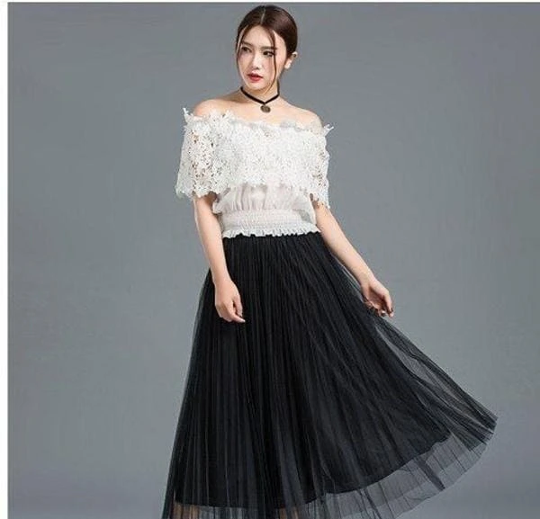 Mix với áo trễ vai dành cho quý cô