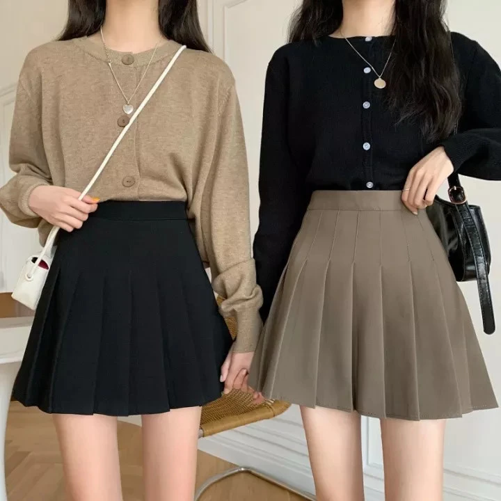 Mix đồ với chân váy xếp ly ngắn