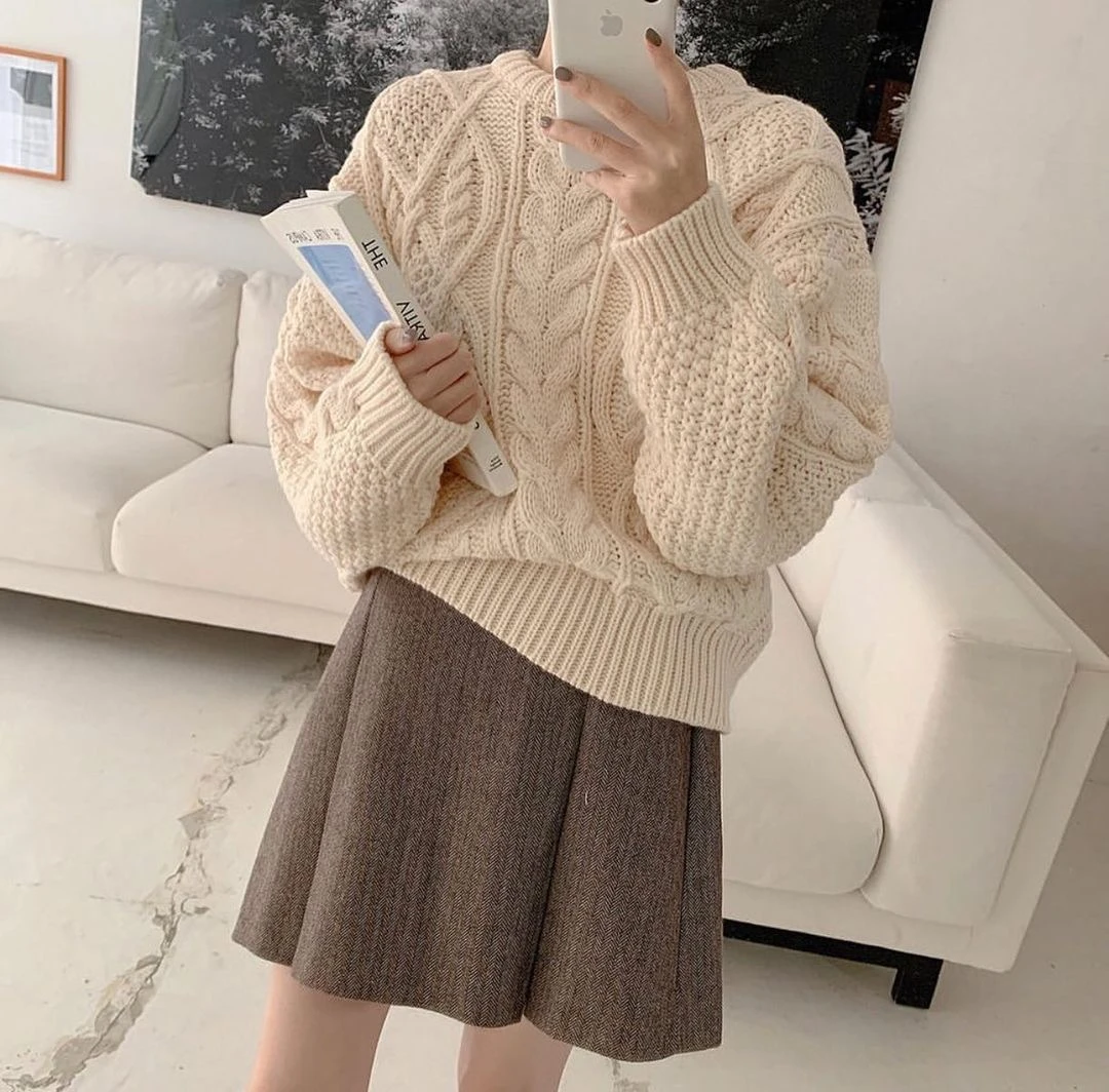 Mix đồ với chân váy xếp ly ngắn