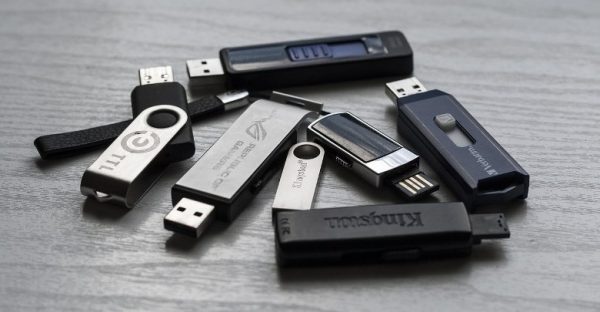 Tặng USB giúp thầy cô lưu trữ dữ liệu