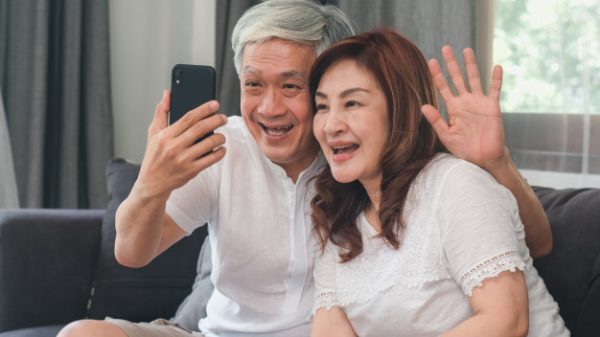 Tặng bố mẹ điện thoại giải trí và liên lạc với con cháu