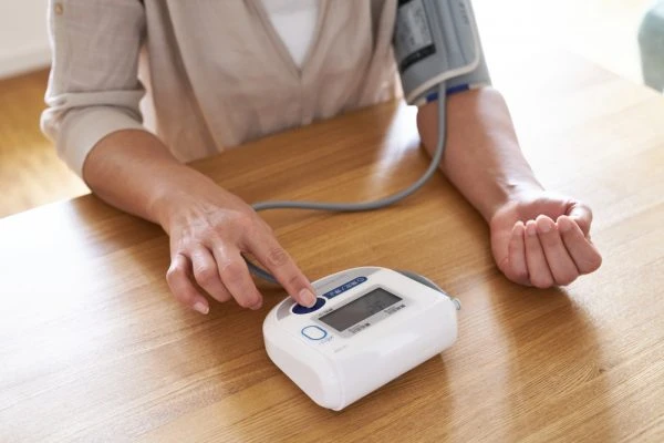 Quà tặng cho người già là máy đo huyết áp
