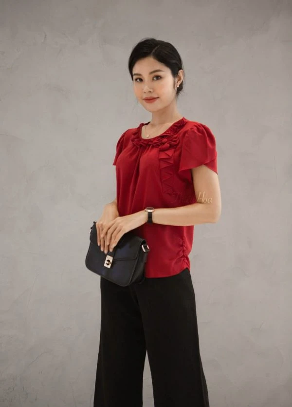 Áo voan và quần ống rộng cho độ tuổi trung niên