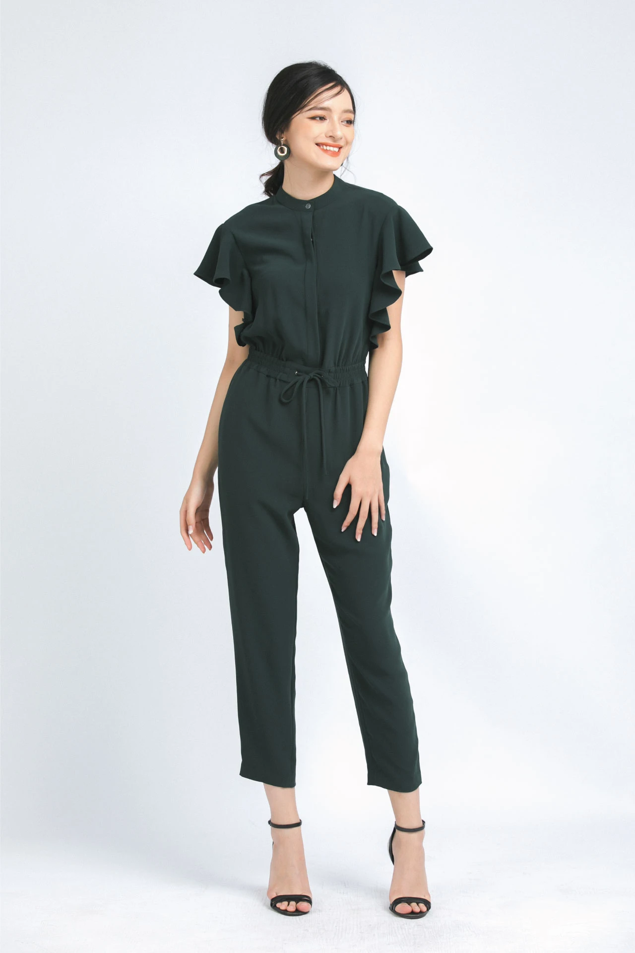 Jumpsuit cách điệu tay bèo đơn giản nhưng vẫn rất thanh lịch