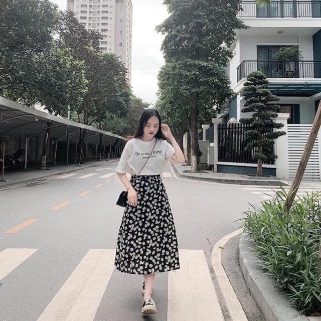 Mẫu váy lụa hoa đẹp có thể được kết hợp cùng giày sneaker
