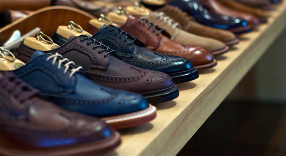 Bạn có thể cân nhắc chọn tông màu trầm như hổ phách, đen nếu muốn tặng giày da, brogue