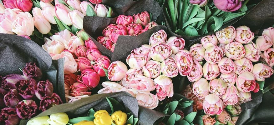 Những đóa hoa tươi thắm kèm theo 1 hộp quà nho nhỏ sẽ là 1 combo tuyệt vời nhất.
