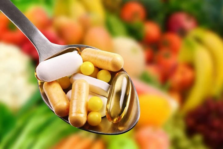 Viên uống vitamin sẽ giúp cô ấy bổ sung nặng lượng cho da dẻ và cơ thể rất hiệu quả