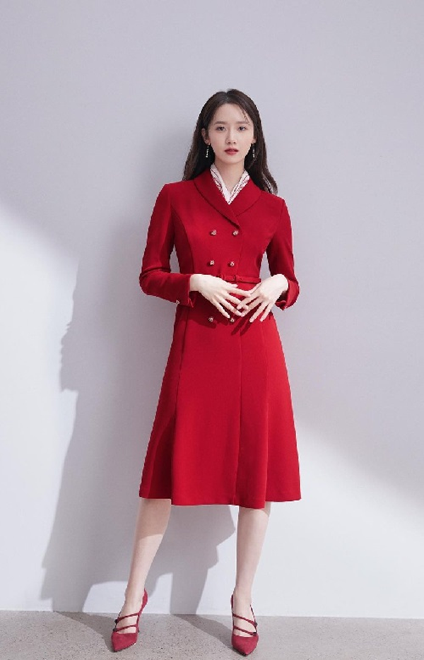 Áo khoác dạ đỏ có thần thái như Yoona