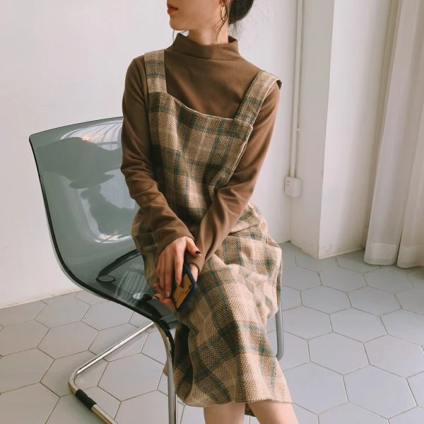 Đầm yếm suông chất dạ gam màu nâu cho cô nàng vintage