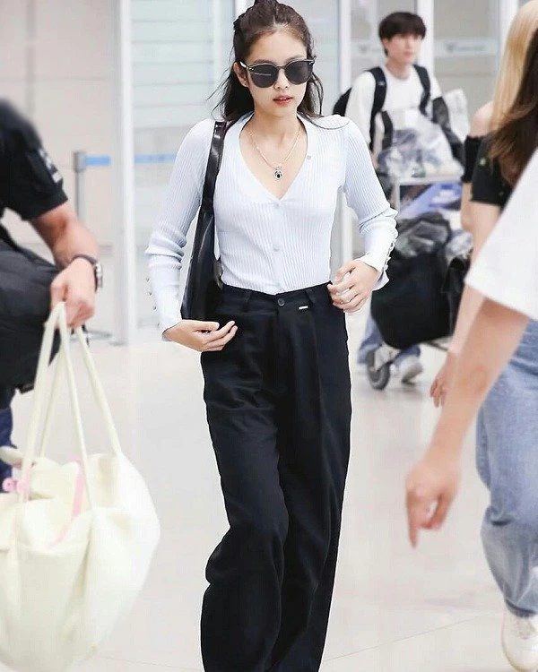 Thời trang sân bay cùng nàng Jennie khi sơvin áo cardigan mỏng cùng quần ống rộng