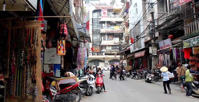 Là một trong những con phố bán khăn quàng cổ ở Hà Nội với giá cả phải chăng