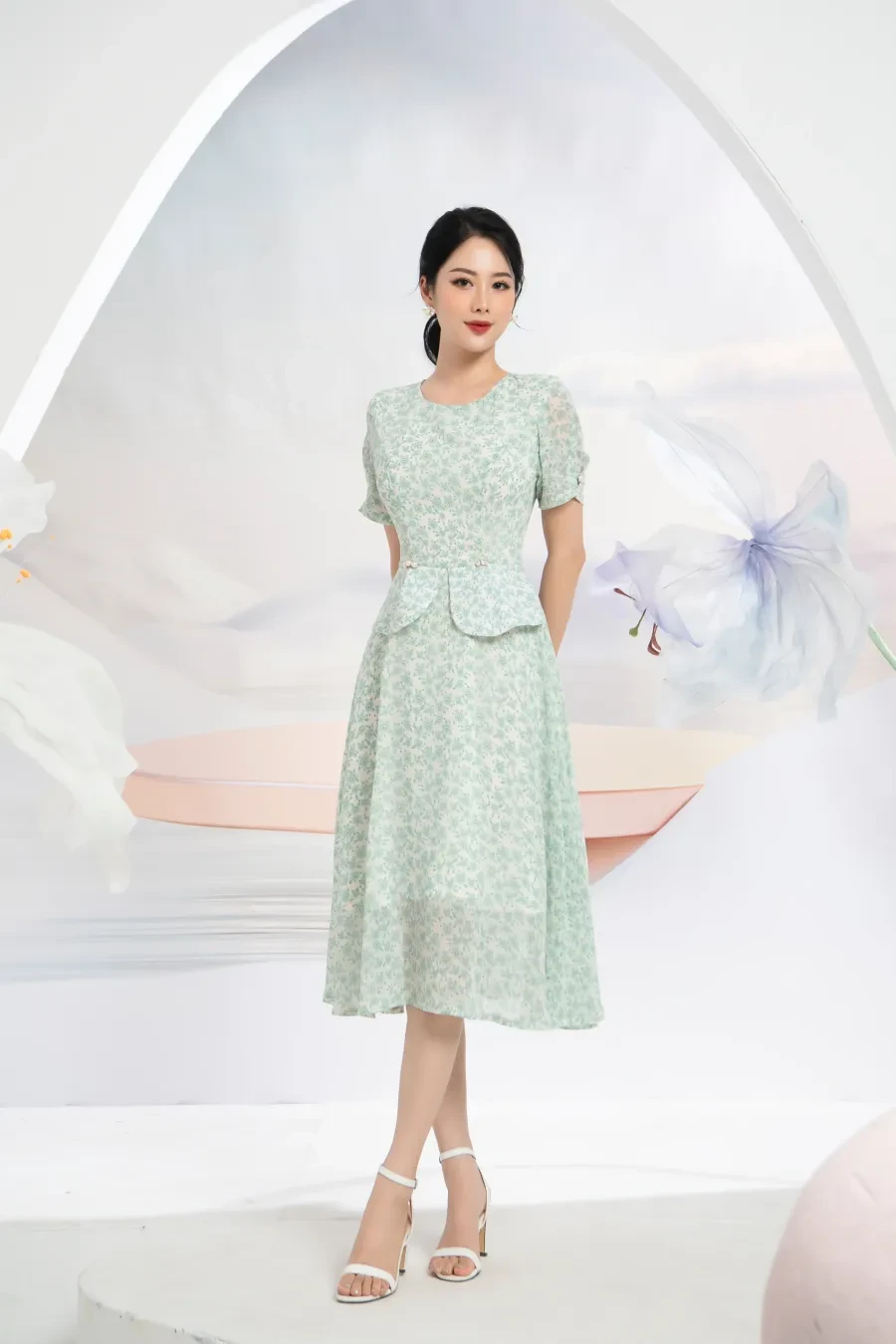 Đầm xòe hoa thiết kế hoa xanh với giày cao gót