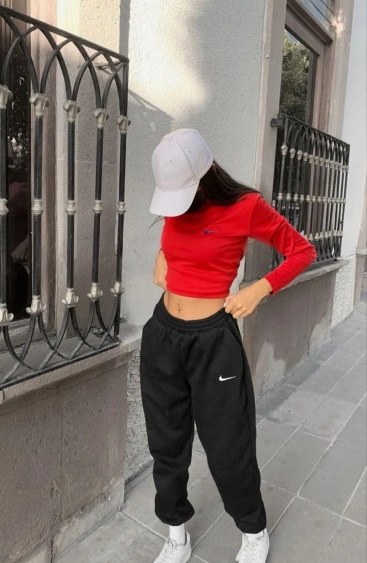 Phối quần jogger nữ với áo dài tay croptop