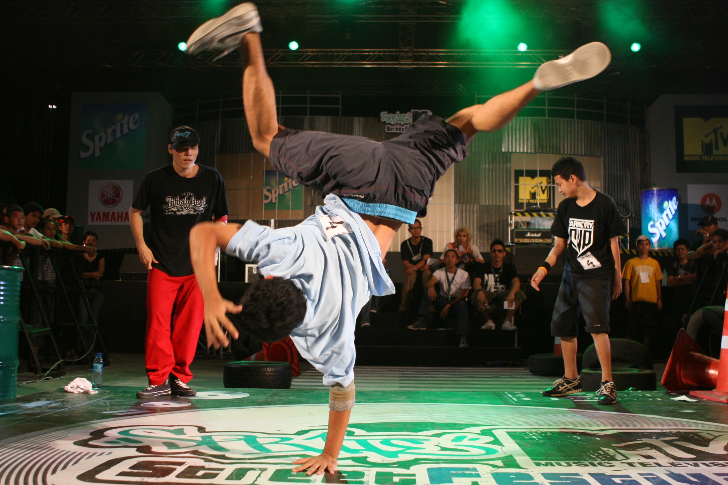Breakdancing là một hình thức nhảy đường phố đặc trưng của Hip Hop