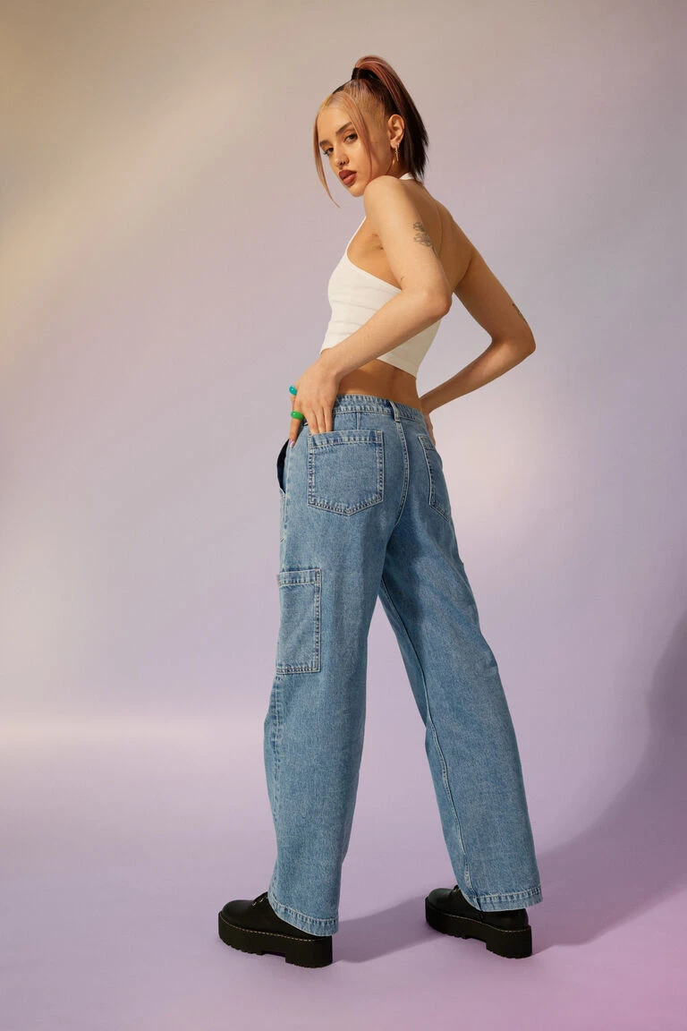 Mom Jeans Là Gì? 25+ Outfit Với Quần Mom Jeans Theo Phong Cách Retro