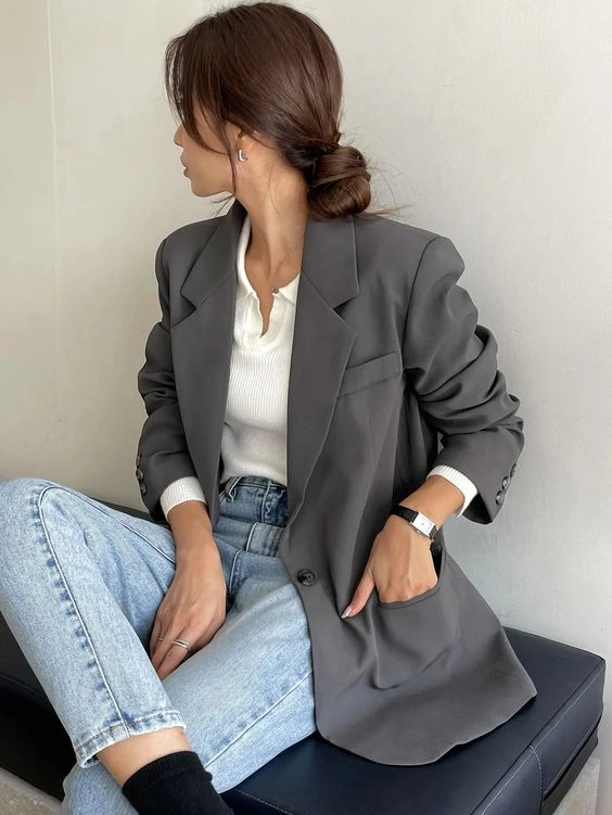 Bạn cùng có thể chọn những chiếc áo blazer và một chiếc áo len cổ cao