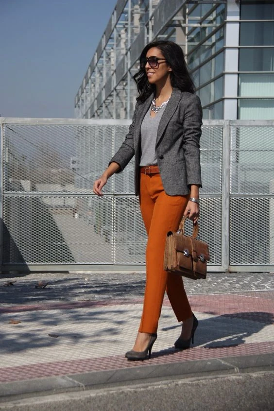 Kết hợp áo xám với quần màu cam có thể tạo ra một sự pha trộn quá sặc sỡ và khó nhìn