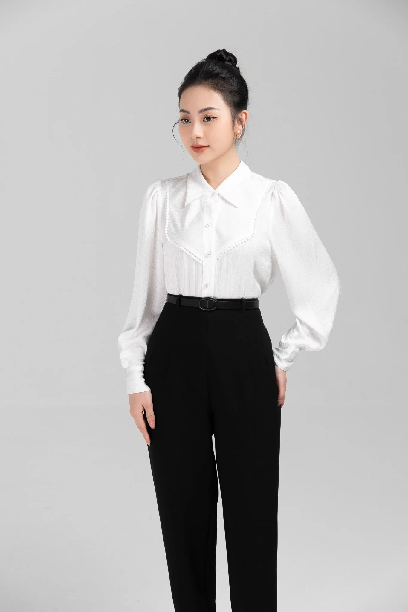 11 Cách phối đồ áo sơ mi đen nữ chuẩn phong cách công sở
