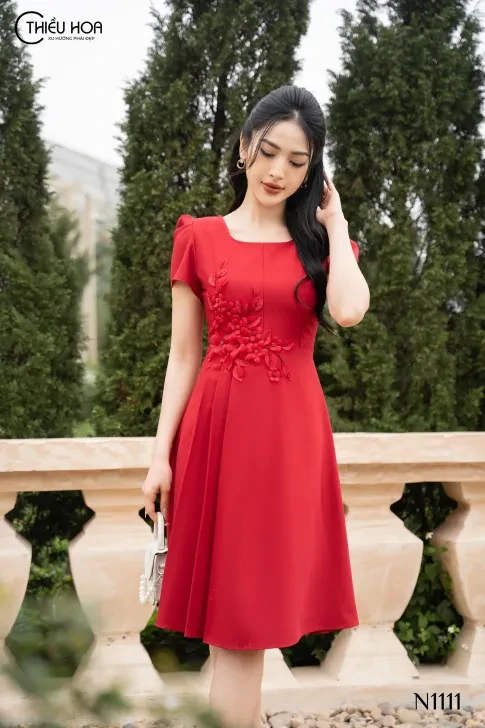 Đầm thiết kế màu đỏ đính hoa eo