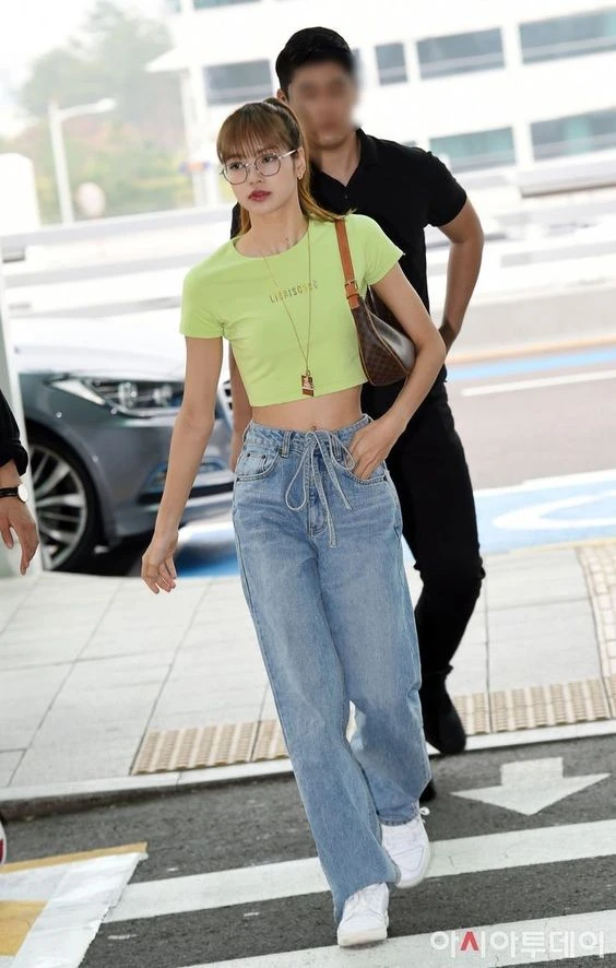 Áo thun croptop phối quần jeans năng động