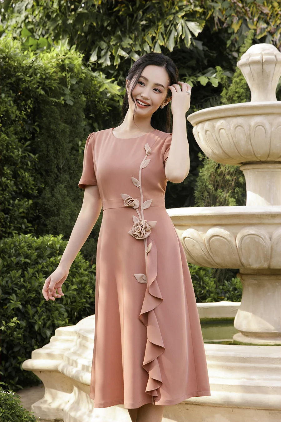 Đầm thiết kế đính hoa với gam màu hồng ngọt ngào, nữ tính