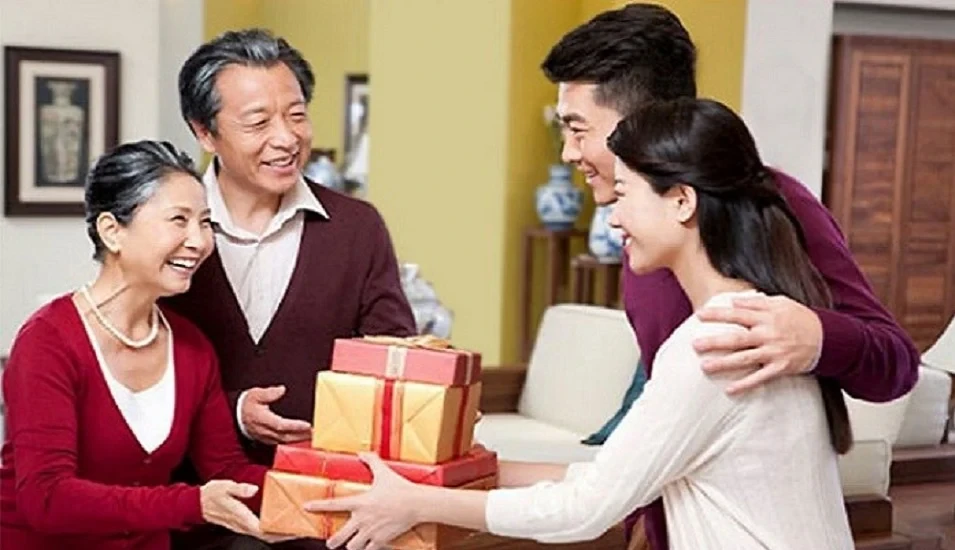 Chọn Quà Tặng Theo Mùa Cho Người Lớn Tuổi: Tình Cảm Đong Đầy Theo Năm Tháng