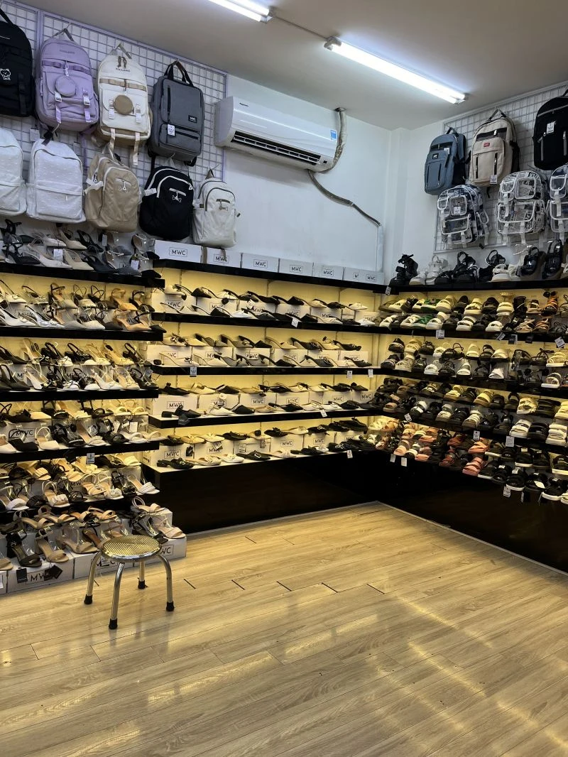 cửa hàng bán giày dép