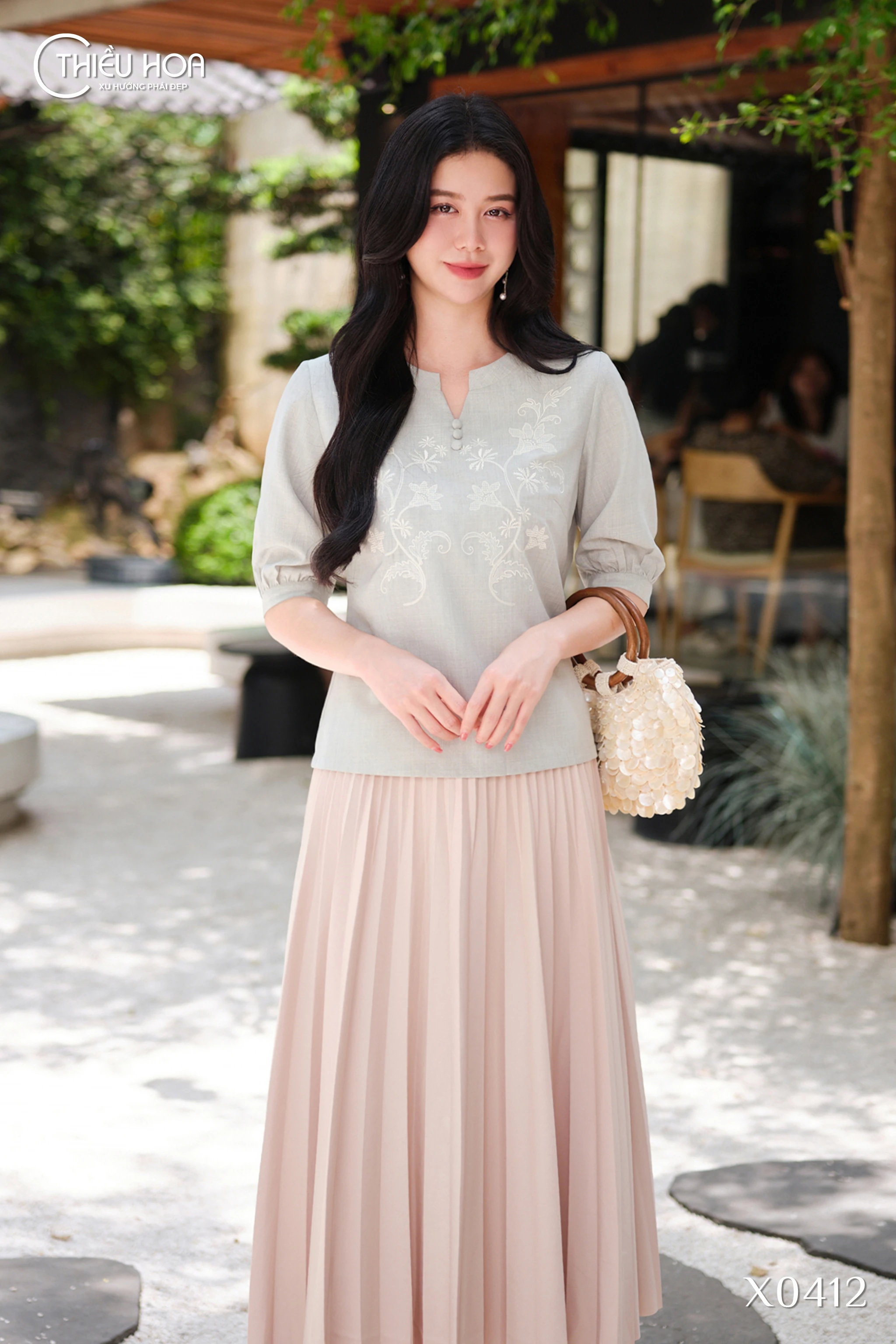 phối áo kiểu với chân váy midi