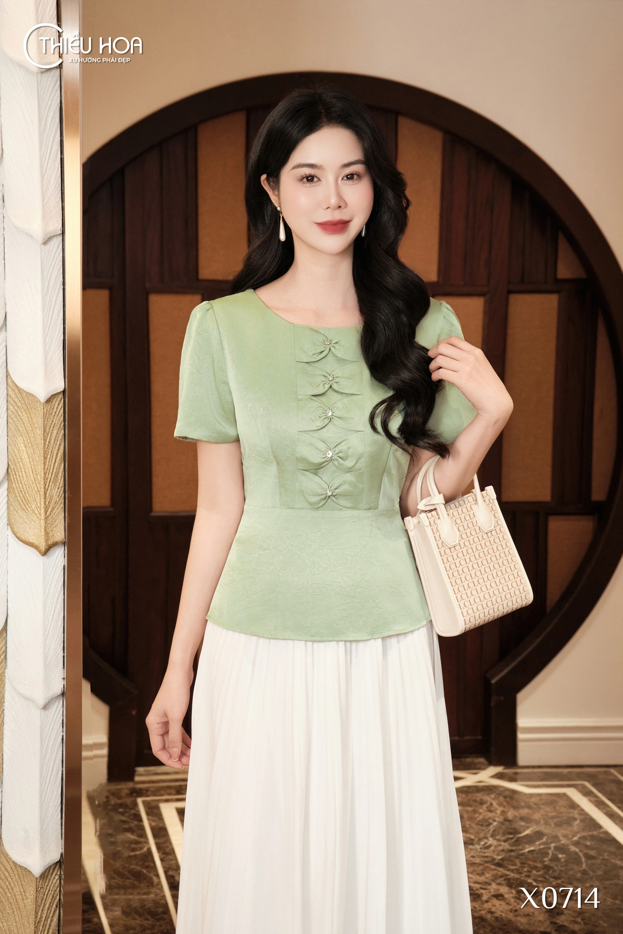 goi-y-mon-qua-tang-me-chong-3-loai-ao-so-mi-lua-cao-cap-tang-me-vo-me-chong-de-lay-long 6