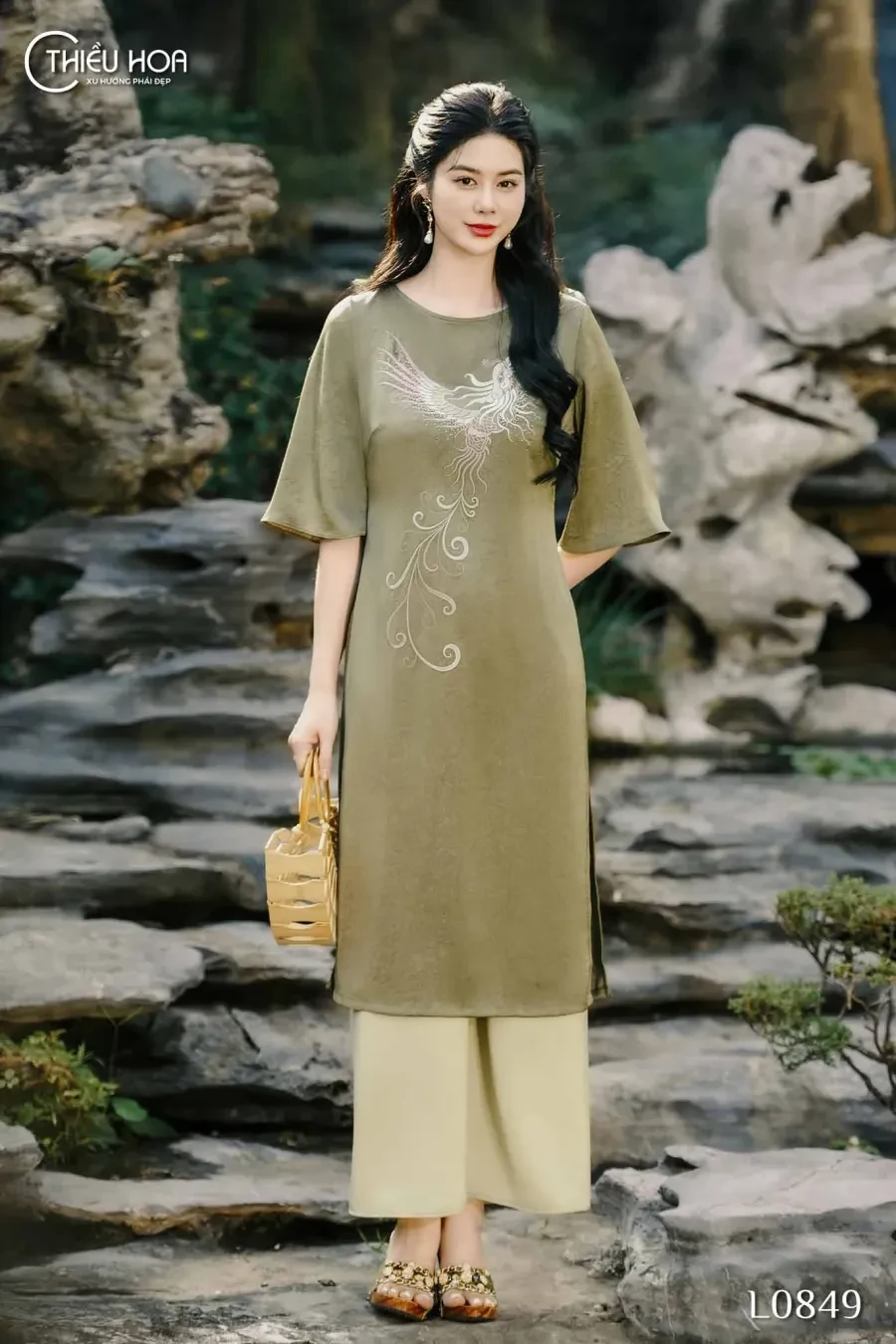 10-mau-ao-dai-dep-sang-trong-cho-quy-ba-dien-ngay-cuoi-hoi 4
