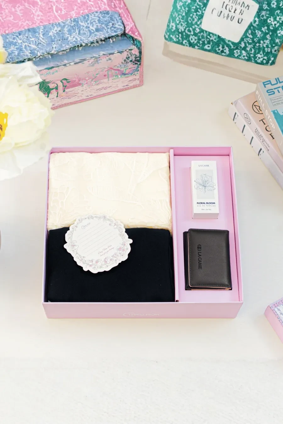 goi-y-mon-qua-tang-me-tinh-te-5-mau-khan-lua-tui-xach-cao-cap 5