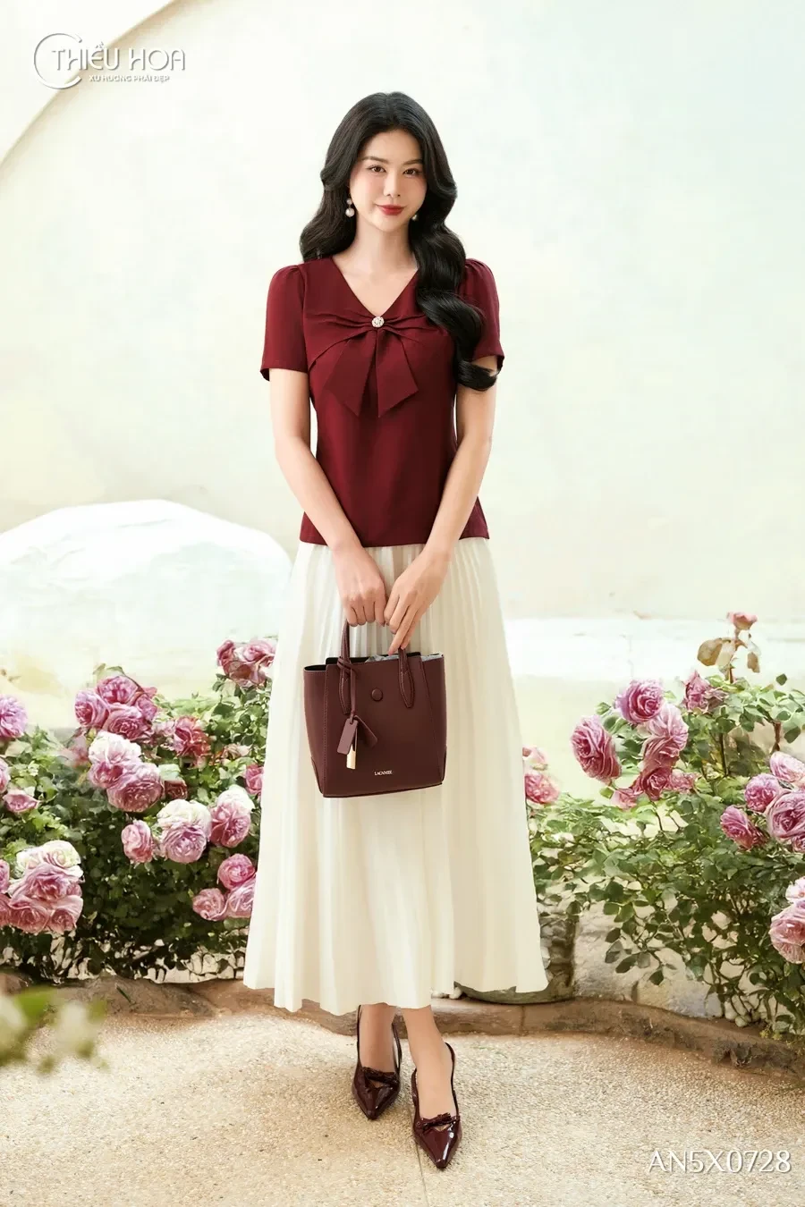 Phụ kiện hay trang phục màu đỏ giúp nữ mệnh Thổ cá tính và quyến rũ hơn