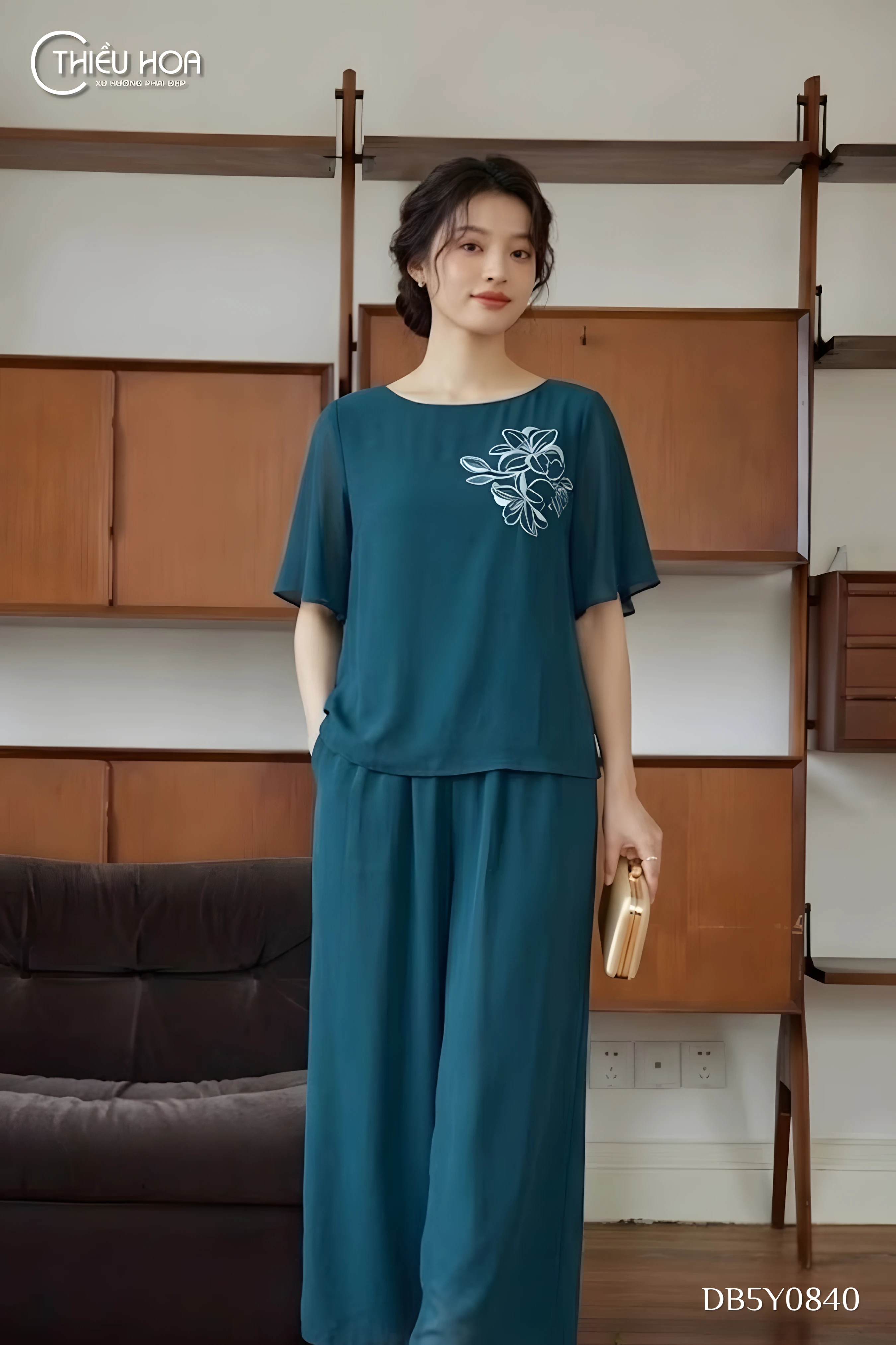 Đồ bộ trung ni&ecirc;n chiffon DB5Y0840 th&ecirc;u hoa tinh tế