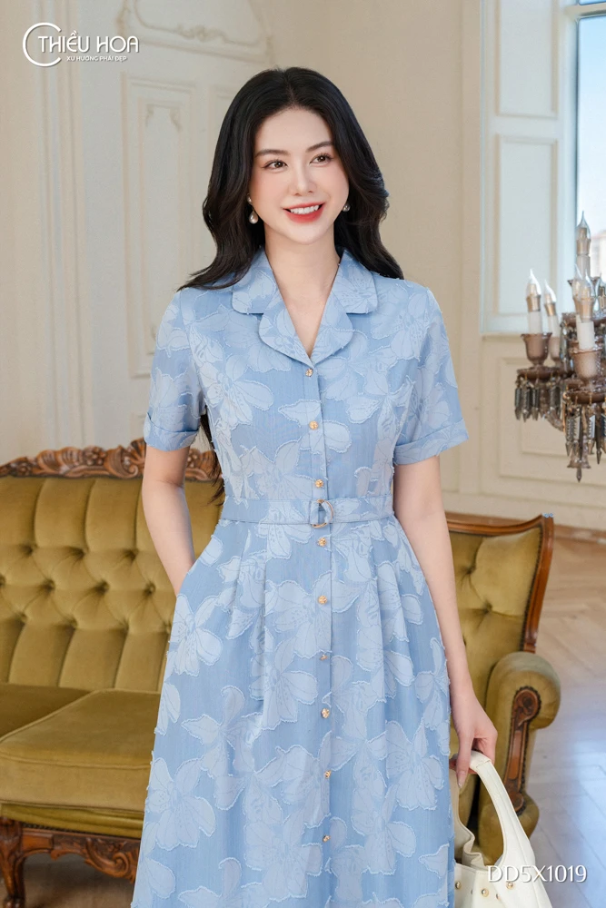Đầm dạo phố linen V&acirc;n Hoa DD5X1019 ghi điểm tuyệt đối nhờ chất vải mềm mại, dệt ch&igrave;m hoa văn tinh tế