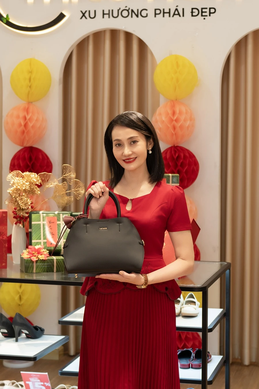 dan-nu-nghe-si-gao-coi-man-anh-viet-tiet-lo-shop-ruot 0