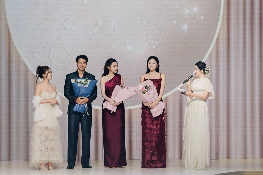 san-dien-beyond-word-2026-noi-nep-nhan-va-ve-dep-cua-nguoi-me-tro-thanh-vedette 0
