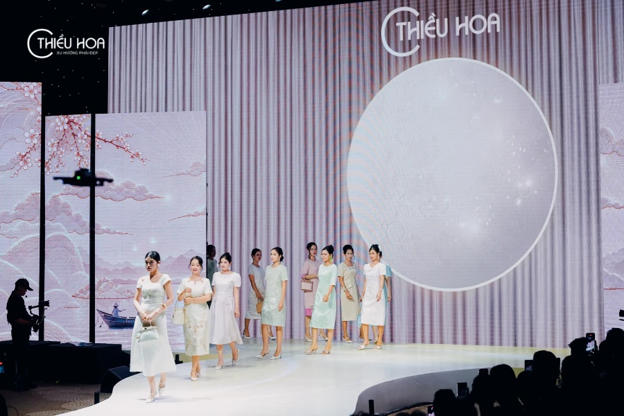 BEYOND WORDS 2026: Thiều Hoa ra mắt BST "Thưởng Nguyệt" đưa thơ Hàn Mặc Tử lên sàn diễn